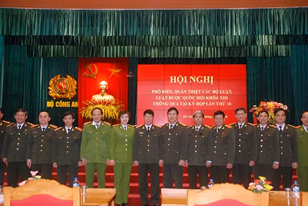 Thứ trưởng Bùi Văn Nam và các đại biểu tham dự hội nghị.