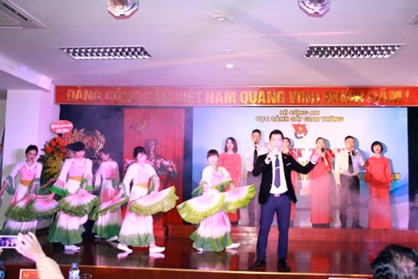 Các tiết mục văn nghệ chào mừng.