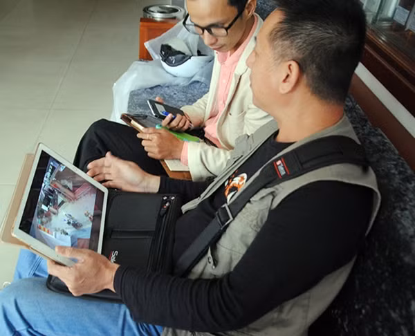 Anh Hoàng Quân cho biết, camera của gia đình anh đã ghi lại hình ảnh người phụ nữ thôi miên để lấy tiền của bà cụ.