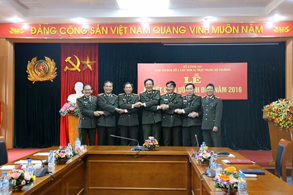 Đại diện 7 đơn vị của Cụm thi đua số 1 trực thuộc Bộ trưởng ký kết giao ước thi đua năm 2016
