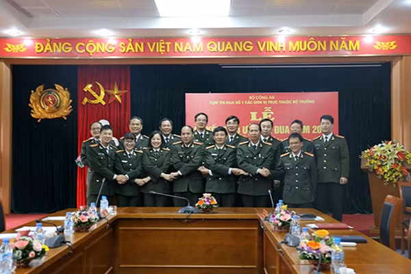 Các đại biểu tại lễ ký giao ước thi đua của cụm thi đua số 1.