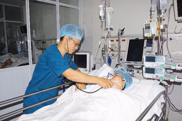 Thượng tá, BS Vũ Đình Ân- Phó Chủ nhiệm khoa Hồi sức tích cực thăm khám lại cho bệnh nhân ngày 21-12. Thượng tá, BS Vũ Đình Ân- Phó Chủ nhiệm khoa Hồi sức tích cực thăm khám lại cho bệnh nhân ngày 21-12.