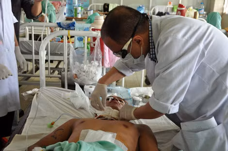 Bệnh nhân A Tâm đang được thay băng ngày 3/3 tại khoa Tai mũi họng BV Chợ Rẫy Bệnh nhân A Tâm đang được thay băng ngày 3/3 tại khoa Tai mũi họng BV Chợ Rẫy