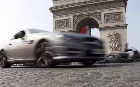 Pháp: Bắt đầu từ ngày 23/3, thành phố Paris của Pháp sẽ áp dụng quy định vận hành xe ôtô theo biển sổ chẵn - lẻ. Ngoài ra, các phương tiện giao thông công cộng sẽ được miễn phí trong nhiều ngày.