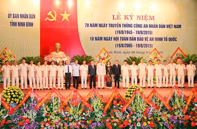 Bộ trưởng Trần Đại Quang và các đại biểu tại Lễ kỷ niệm 70 năm truyền thống CAND và 10 năm Ngày hội toàn dân bảo vệ ANTQ tại Ninh Bình