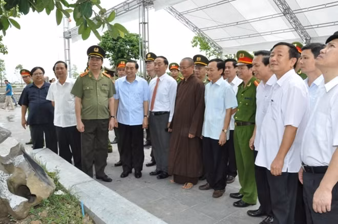 Bộ trưởng Trần Đại Quang trồng cây lưu niệm tại Đài tưởng niệm nghĩa trang liệt sỹ tỉnh Ninh Bình