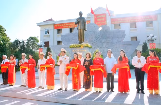 Bộ trưởng Trần Đại Quang cùng các đại biểu cắt băng khánh thành Khu tượng đài tưởng niệm Chủ tịch Hồ Chí Minh tại Trụ sở Công an tỉnh Ninh Bình