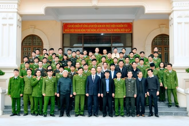 Chủ tịch nước Trần Đại Quang chụp ảnh lưu niệm với Công an huyện Kim Sơn quê nhà