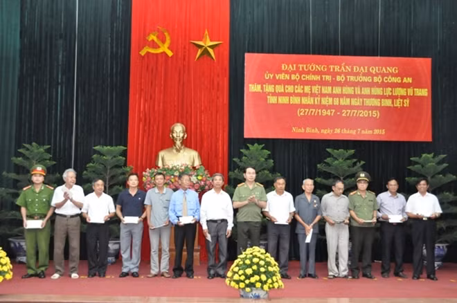 Bộ trưởng Trần Đại Quang thăm, tặng quà mẹ Việt Nam anh hùng và các anh hùng lực lượng vũ trang tỉnh Ninh Bình nhân kỷ niệm 68 năm Ngày Thương binh liệt sĩ