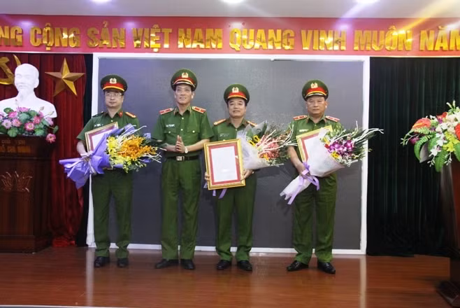 Thay mặt lãnh đạo Bộ Công an, Thiếu tướng Đoàn Việt Mạnh trao Quyết định của Bộ trưởng Bộ Công an về công tác tổ chức, cán bộ cho các đồng chí Phó Cục trưởng