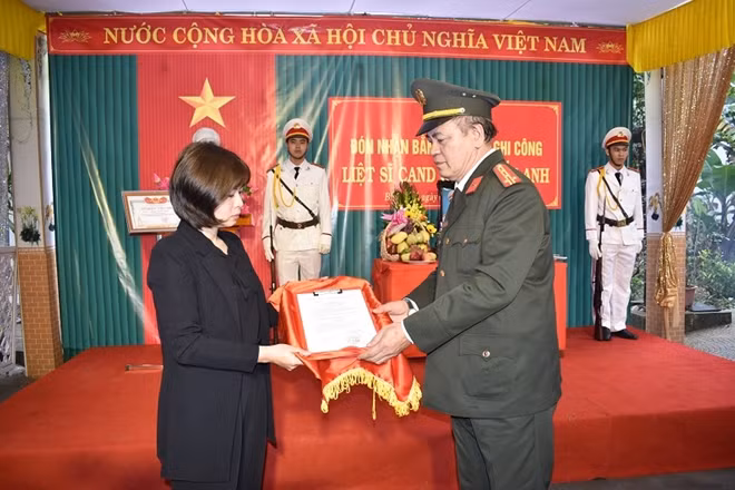 Đại tá Hà Văn Lợi, Phó Giám đốc Công an tỉnh Ninh Bình trao quyết định cấp bằng Tổ quốc ghi công đến gia đình liệt sỹ Đặng Tuấn Anh