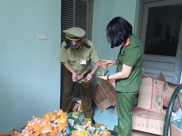 Lực lượng chức năng kiểm tra bánh trung thu không có hạn sử dụng