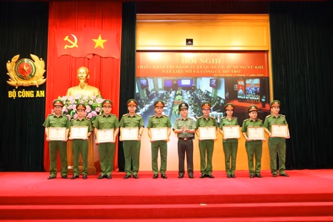 Thứ trưởng Nguyễn Văn Sơn trao bằng khen của Bộ Công an tặng các đơn vị.