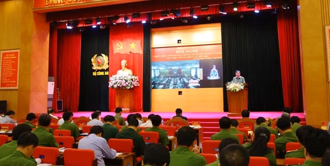 Hội nghị trực tuyến triển khai thi hành Luật quản lý, sử dụng VKVLN và CCHT tại điểm cầu Hà Nội