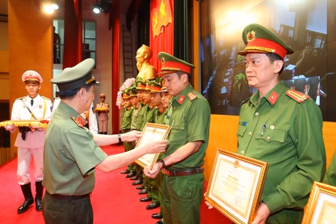 Thứ trưởng Nguyễn Văn Sơn trao Bằng khen của Bộ Công an cho tập thể, cá nhân có thành tích xuất sắc