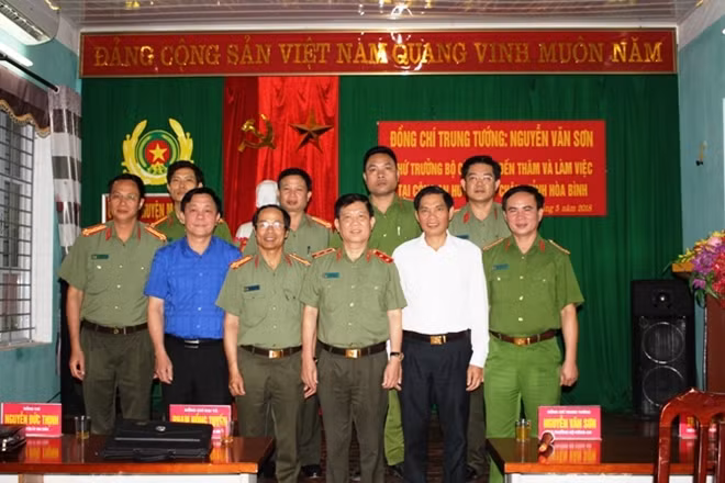 Thứ trưởng Nguyễn Văn Sơn và các đại biểu tại buổi làm việc