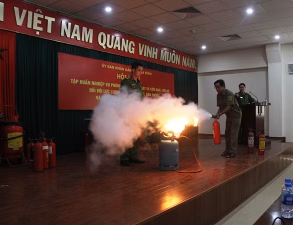 Các học viên thực hành cách sử dụng bình chữa cháy dập tắt đám cháy ở bình gas