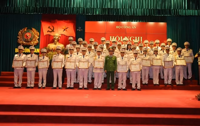 Thứ trưởng Lê Qúy Vương trao Bằng khen của Bộ Công an tặng các tập thể, cá nhân có thành tích xuất sắc