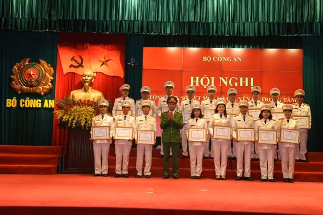 Cục Cảnh sát QLHC về TTXH tặng Giấy khen cho các tập thể, cá nhân có thành tích xuất sắc