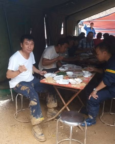 Bữa cơm vội của cán bộ chiến sỹ ngay tại hiện trường