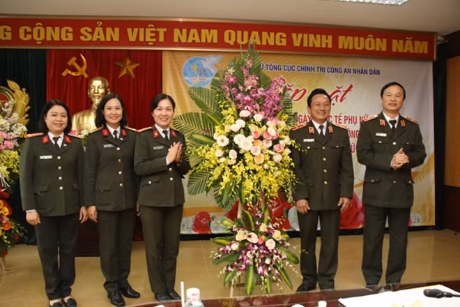 Thiếu tướng Nguyễn Quang Chữ, Thiếu tướng Bùi Minh Giám tặng hoa cho HPN Tổng cục Chính trị CAND
