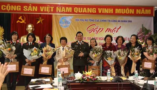 Thiếu tướng Nguyễn Quang Chữ tặng hoa cho đại diện các đồng chí cán bộ Hội, nguyên cán bộ Hội