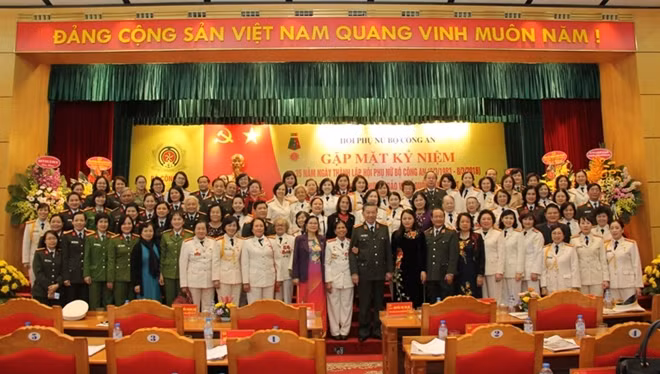Bộ trưởng Tô Lâm, đồng chí Nguyễn Thị Thu Hà cùng các đại biểu tại buổi gặp mặt