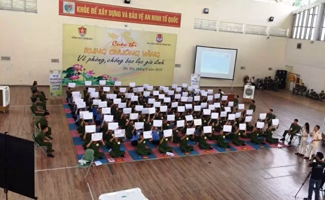Các thí sinh đưa câu trả lời trong cuộc thi "Rung chuông vàng" về phòng, chống bạo lực gia đình