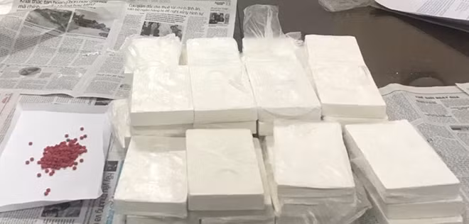Ma túy tổng hợp Methampetamine và 39 bánh heroin được mở niêm phong