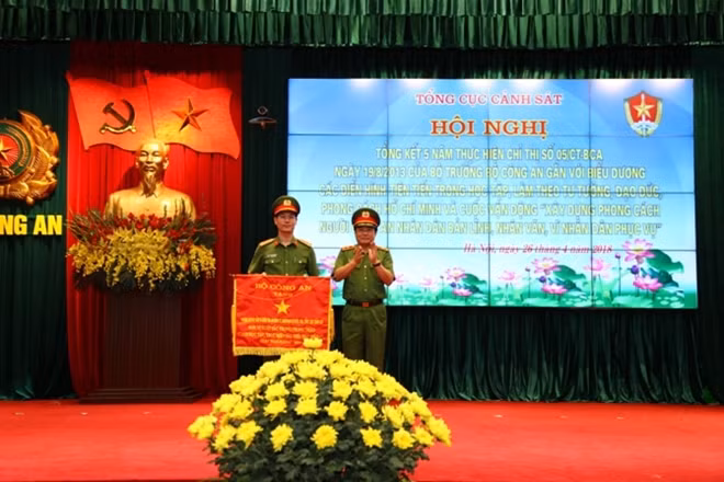 Thay mặt Lãnh đạo Bộ Công an, Trung tướng Đồng Đại Lộc trao Cờ thi đua của Bộ Công an cho tập thể có thành tích xuất sắc