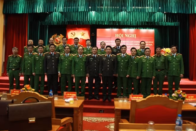 Thứ trưởng Bùi Văn Thành và các đại biểu tại Hội nghị