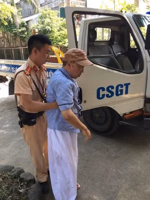 Trước đấy, cụ Chi bị lạc ngồi bên lề đường đã được chiến sỹ CSGT số 12 giúp đỡ