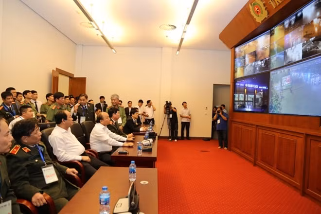 Thủ tướng Nguyễn Xuân Phúc kiểm tra tại Trung tâm chỉ huy Bộ Công an