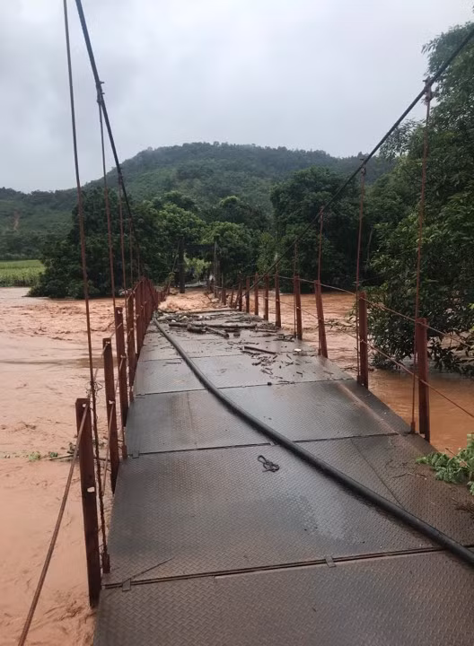 Cầu Pét đứt gãy nước tràn qua