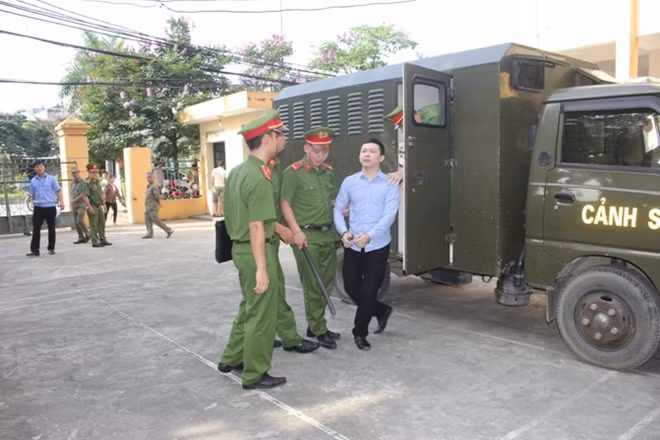 Dẫn giải bị cáo Trần Văn Sơn vào phòng xử án