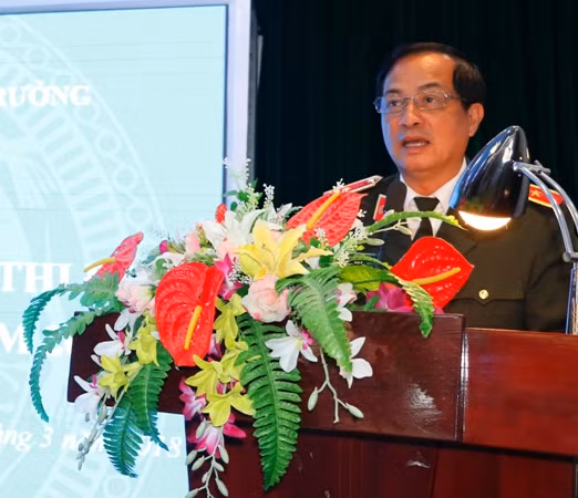 Thiếu tướng Đỗ Ngọc Cẩn phát biểu tại Hội nghị ký kết giao ước thi đua "Vì an ninh Tổ quốc" Thiếu tướng Đỗ Ngọc Cẩn phát biểu tại Hội nghị ký kết giao ước thi đua "Vì an ninh Tổ quốc"