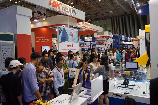 Rất đông khách đến tham quan triển lãm năm2017