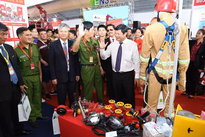 Thiếu tướng Đoàn Việt Mạnh, Cục trưởng Cục Cảnh sát PCCC và CNCH tại triển lãm quốc tế, kỹ thuật... năm 2017