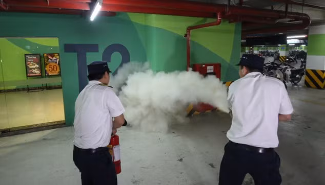 Cán bộ cơ sở thực hiện thao tác chữa cháy bằng bình xách tay