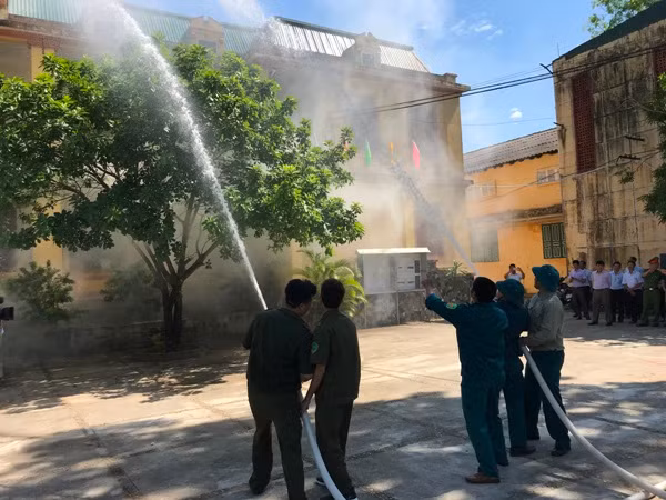 Đội PCCC phản ứng nhanh xã Vạn Điểm tham gia diễn tập chữa cháy