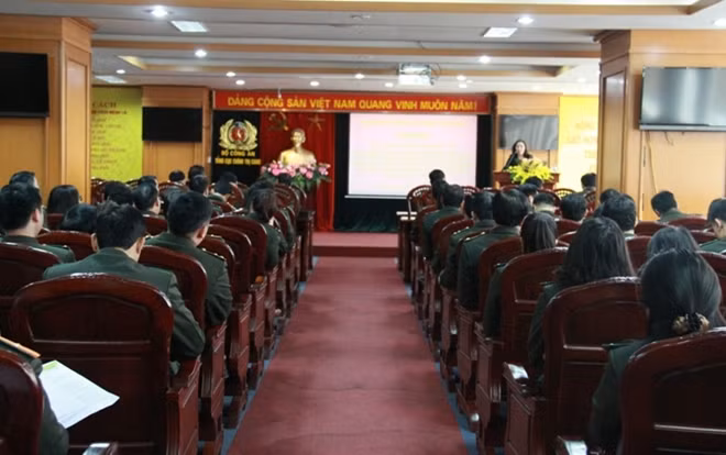 Các đồng chí lãnh đạo chủ chốt các đảng bộ tập trung, nắm bắt những nội dung, kiến thức truyền đạt của báo cáo viên