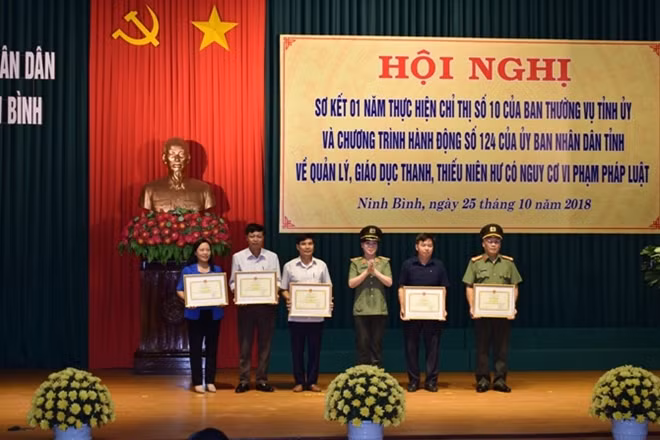 Thiếu tướng Trần Thị Ngọc Đẹp trao Bằng khen của Bộ Công an cho tập thể, cá nhân có thành tích xuất sắc
