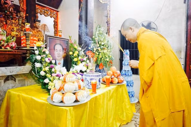 Sáng 26-9, cán bộ, nhân dân đến viếng Chủ tịch nước Trần Đại Quang tại xóm 13, xã Quang Thiện