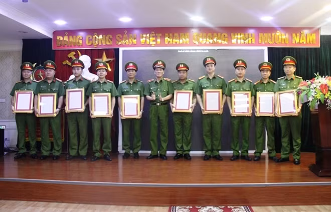 Các đồng chí Trưởng phòng và tương đương Cục Cảnh sát PCCC và CNCH nhận quyết định bố trí cán bộ