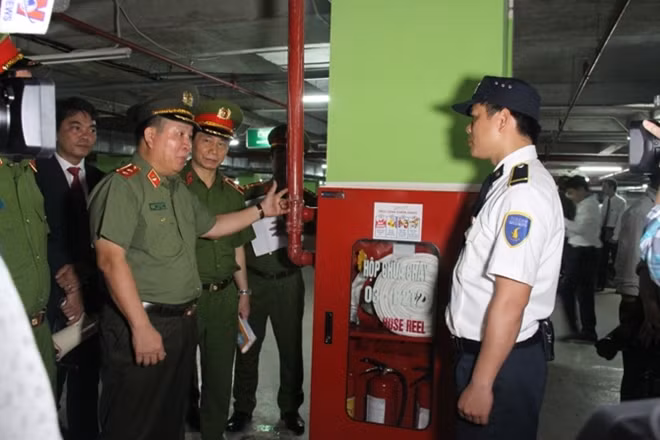 Thứ trưởng Bùi Văn Thành kiểm tra kiến thức PCCC của cán bộ cơ sở