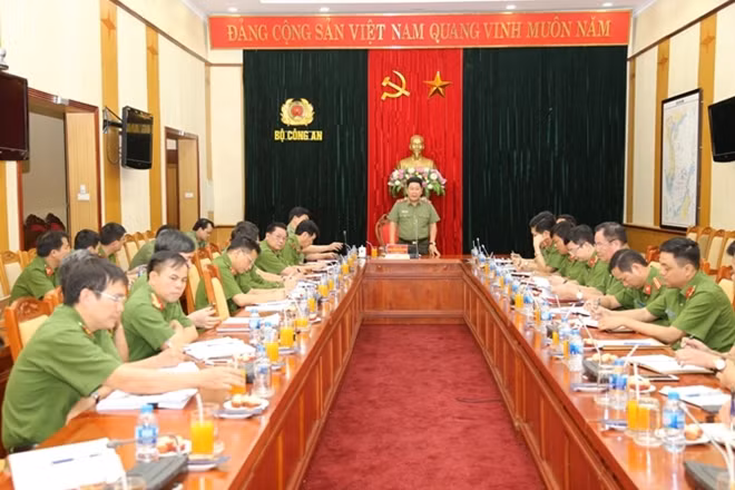 Thứ trưởng Bùi Văn Thành phát biểu tại buổi họp về công tác PCCC