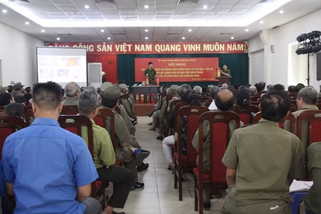 Rất đông các học viên tham gia lớp tập huấn PCCC và CNCH