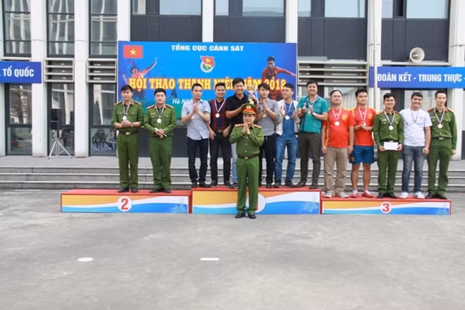 Trung tướng Đồng Đại Lộc trao Huy chương vàng, bạc, đồng của giải môn bóng đá