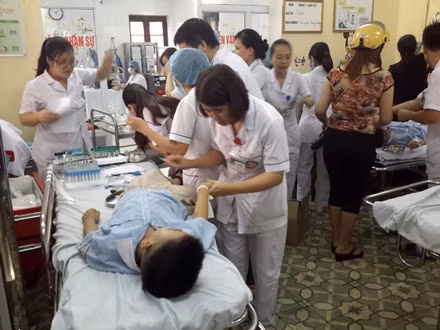 Các bác sĩ khám, điều trị cho các học sinh nhập viện nghi ngộ độc thực phẩm