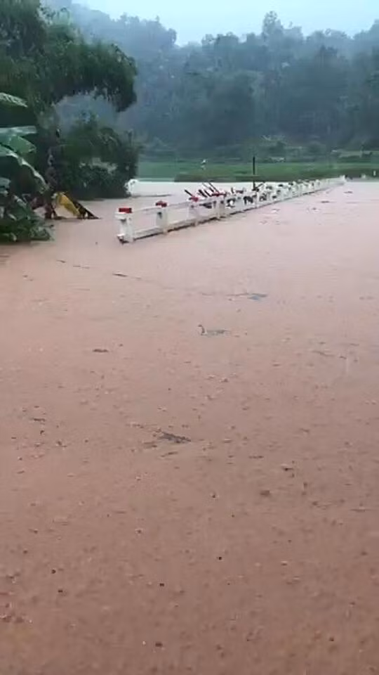 Nước ngập tràn qua đường